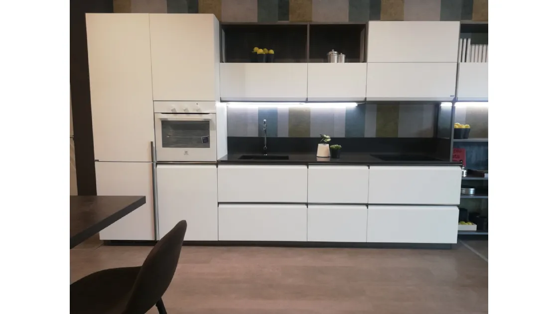 CUCINA SCAVOLINI MODELLO FORMALIA CON ANTE IN PET BIANCO OPACO E MANIGLIA INTEGRATA  -  OFFERTA SCONTATISSIMA COMPOSIZIONE ESPOSTA