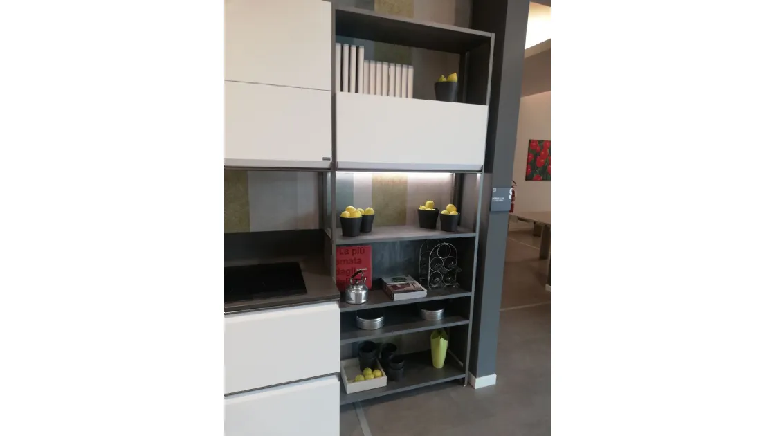 CUCINA SCAVOLINI MODELLO FORMALIA CON ANTE IN PET BIANCO OPACO E MANIGLIA INTEGRATA  -  OFFERTA SCONTATISSIMA COMPOSIZIONE ESPOSTA