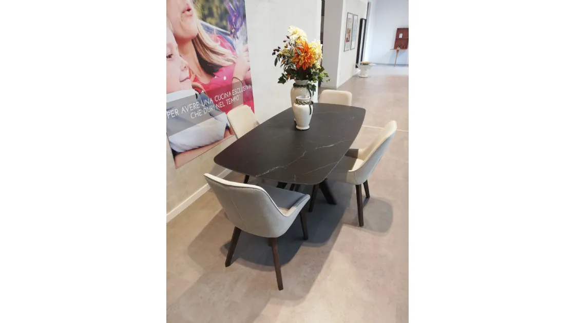 TAVOLO FISSO CM 180 X 90 PIANO IN CERAMICA MARMO NERO OPACO, BASE IN MASSELLO DI NOCE, 4 SEDIE TESSUTO E GAMBE LEGNO - OFFERTA SCONTATA PROMO EXPO